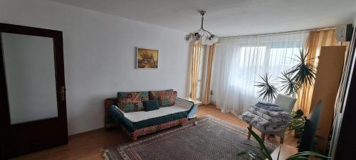 un soggiorno con divano e finestra di Casa Lazăr a Braşov