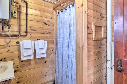 y baño con ducha y lavamanos. en Picturesque Maine Getaway with Lake Access!, en Rangeley