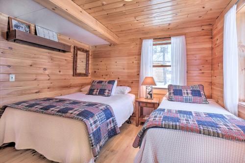 1 dormitorio con 2 camas en una cabaña de madera en Picturesque Maine Getaway with Lake Access!, en Rangeley
