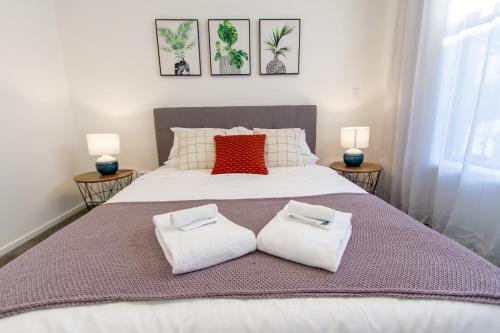 Katil atau katil-katil dalam bilik di 2 bedroom Central Christchurch hub