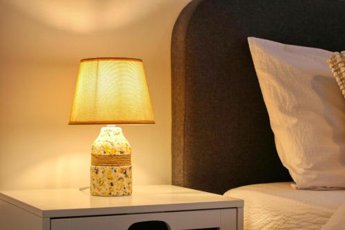 Postel nebo postele na pokoji v ubytování Relaxation Station - My Charming, Cosy&Inviting Apt - Smart Thermostat - Private Parking - IOR Park - Long Term Price Cuts