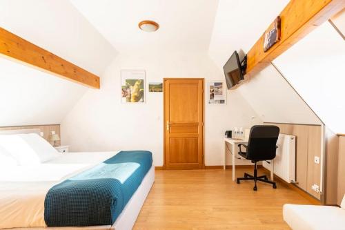 a bedroom with a bed and a desk and a chair at Les Grands Crus - gîte "Meursault" in Corpeau