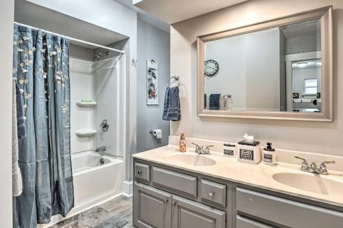 een badkamer met een wastafel, een bad en een spiegel bij Charming Greencastle Home Less Than 1 Mi to DePauw! in Greencastle