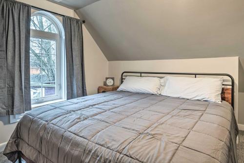 una camera con un letto e una grande finestra di Charming Greencastle Home Less Than 1 Mi to DePauw! a Greencastle