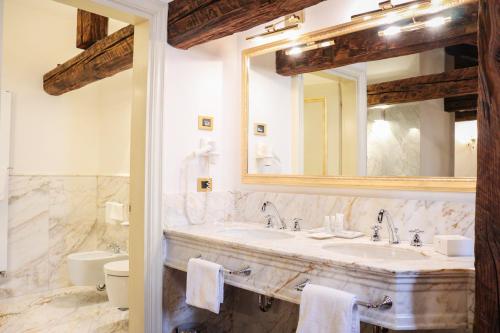 a bathroom with a sink and a mirror at Hotel Ai Cavalieri di Venezia in Venice