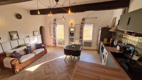 un salon avec un canapé et une table dans l'établissement Sunny Apartment with Nice View in History City Center, à Aix-en-Provence