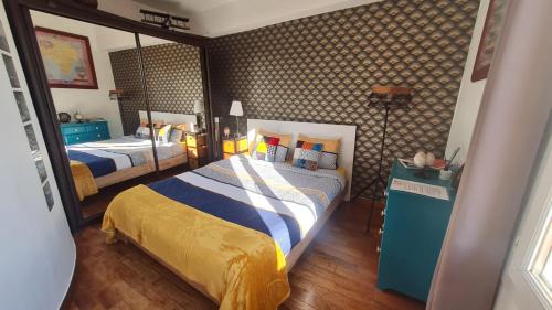 une chambre avec deux lits dans une pièce dans l'établissement Sunny Apartment with Nice View in History City Center, à Aix-en-Provence