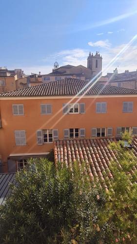 Sunny Apartment with Nice View in History City Center