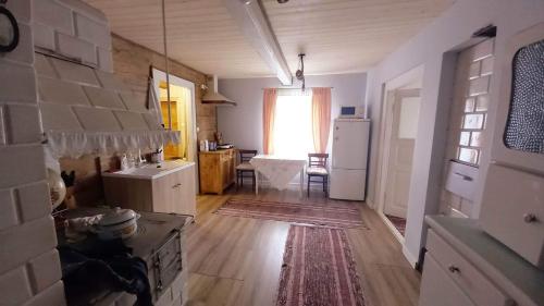 uma cozinha com um fogão, um lavatório e um frigorífico em Dom Na Wsi u Ani em Koszele
