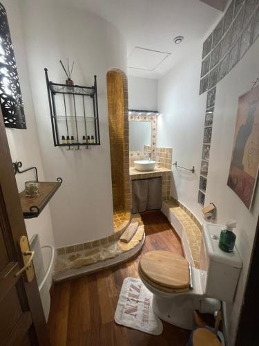 une salle de bain avec toilettes et lavabo dans l'établissement Sunny Apartment with Nice View in History City Center, à Aix-en-Provence