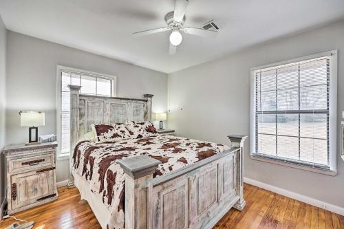 um quarto com uma cama e uma ventoinha de tecto em Pet-Friendly Cabin Rental Retreat! 
