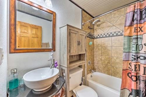 uma casa de banho com um lavatório, um WC e um espelho. em Pet-Friendly Cabin Rental Retreat! 