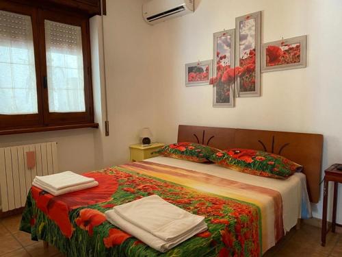 スコッラーノにあるVilla Letiziaのベッドルーム1室(ベッド1台、タオル2枚付)