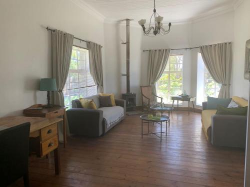 un soggiorno con divano e tavolo di Jack of the Karoo a Sutherland