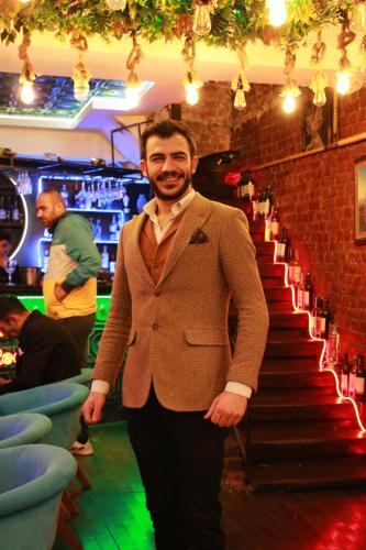 Un uomo in giacca e cravatta vicino a qualche scala di Istanbul Hotel&Guesthouse a Istanbul