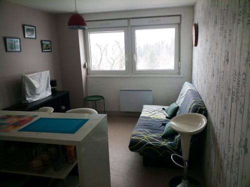 a small room with a bed and a window at Studio confortable à Gérardmer de 27 m² in Gérardmer