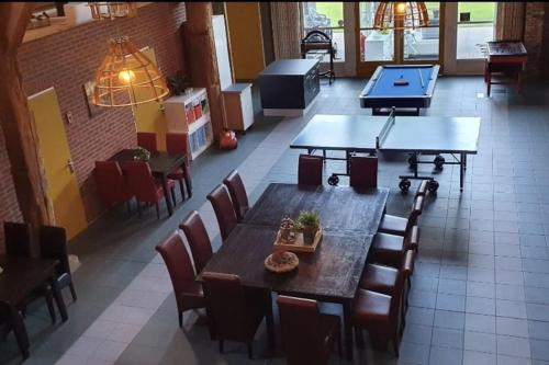 Restaurace v ubytování Vakantiehuis Kleastermar met 12 slaapkamers
