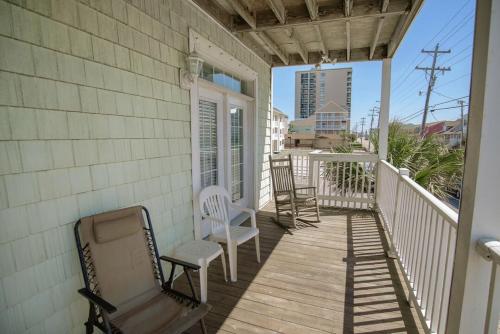 un porche de una casa con sillas. en Grand Cayman Villas by Coastline Resorts, en Myrtle Beach