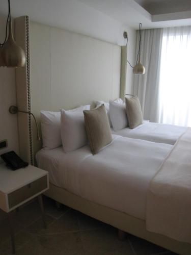 a hotel room with two beds and a window at Apartamentas keliaujantiems pro Kauna toliau in Garliava