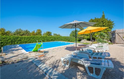 - un groupe de chaises et un parasol à côté de la piscine dans l'établissement Pet Friendly Home In Pazin With Jacuzzi, à Heki