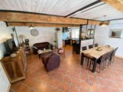 un salon avec une table et un canapé dans l'établissement L'or du temps, à Fa