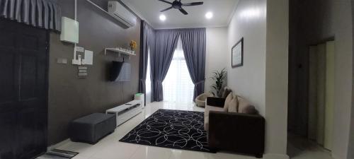 - un salon avec un canapé et un ventilateur de plafond dans l'établissement Sarrah Homestay At Kasa Height Residence, à Kampong Alor Gajah