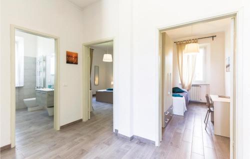 Cette chambre est dotée de murs blancs et d'une salle de bains avec un miroir. dans l'établissement Casa Clo, à Marina di Massa