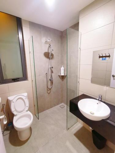 a bathroom with a toilet and a sink and a shower at Legoland-Joyful Suite -2BR-8pax-Near Glen Eagle, Nice Pool city view. in Nusajaya