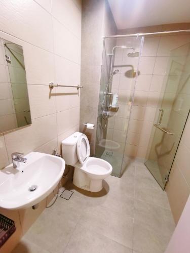 a bathroom with a toilet and a sink and a shower at Legoland-Joyful Suite -2BR-8pax-Near Glen Eagle, Nice Pool city view. in Nusajaya