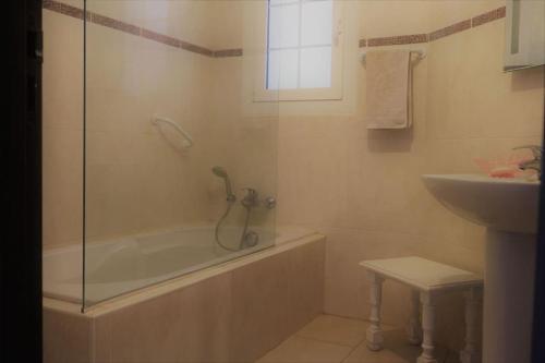 ein Badezimmer mit einer Dusche, einer Badewanne und einem Waschbecken in der Unterkunft Villa 180° C de vue imprenable in Sisco