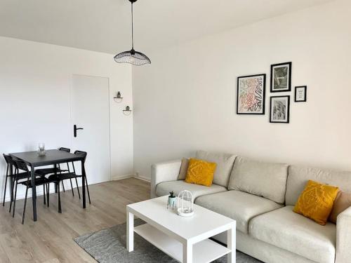 un salon avec un canapé et une table dans l'établissement L' escapade Rémoise - Beau 4 pièces refait à neuf, à Reims