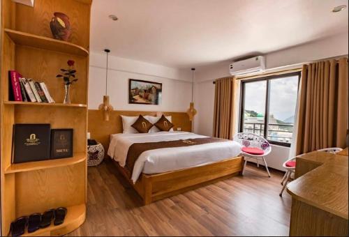 Un dormitorio con una cama y una ventana grande. en Beautiful Sapa Hotel, en Sa Pa