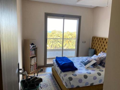 1 dormitorio con cama y ventana grande en Le Joyau Cosy Home en Mohammedia