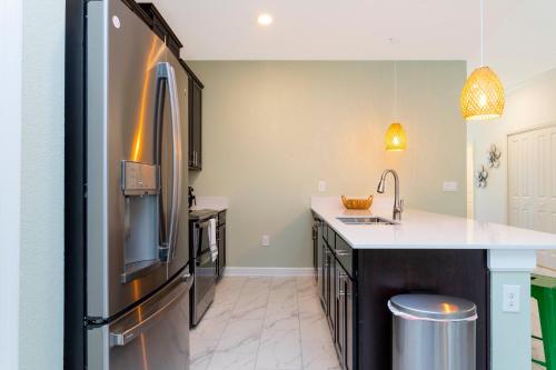 Dapur atau dapur kecil di Gorgeous 5 Bd w/ Pool Close to Disney @ Champions Gate 948