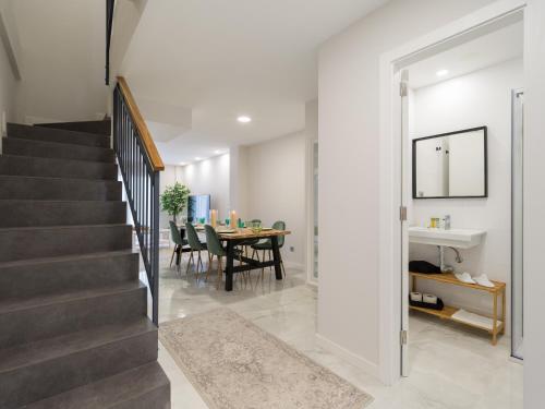 un couloir avec un escalier et une salle à manger dans l'établissement Avatar Las Canteras, à Las Palmas de Gran Canaria