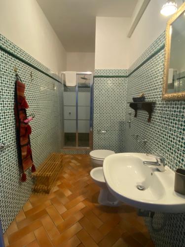 e bagno con lavandino, servizi igienici e doccia. di Baglio Del Piffero a Favignana
