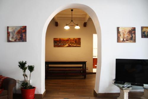 un arco que conduce a una sala de estar con piano en Lion Backpackers, en Lima
