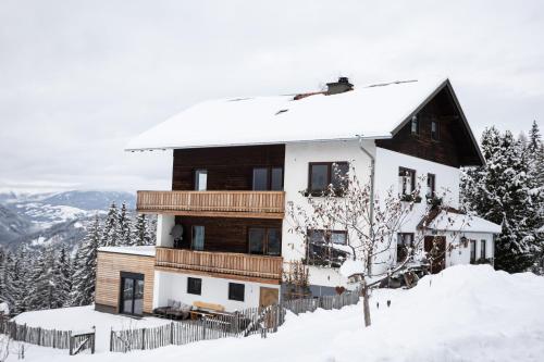 ein Haus auf einem schneebedeckten Berg in der Unterkunft Stockreiter vulgo Grillschmied in Murau