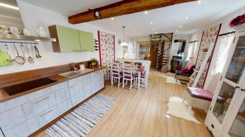 cocina y sala de estar con mesa y sillas en Winzerhaus im Schilcherland en Steinreib