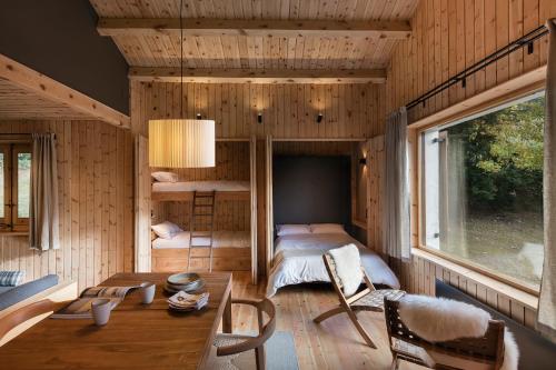 a bedroom with a bed and a table in a room at Chalet en la motaña in La Molina