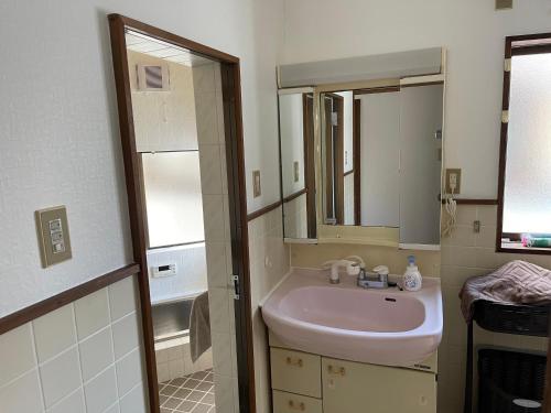 a bathroom with a sink and a mirror at 高島市一棟貸切 Biwa Lake琵琶湖 徒歩10分 大人数でご利用だとお得連泊がお得BBQ麻雀可能自転車無料利用可 in Takashima