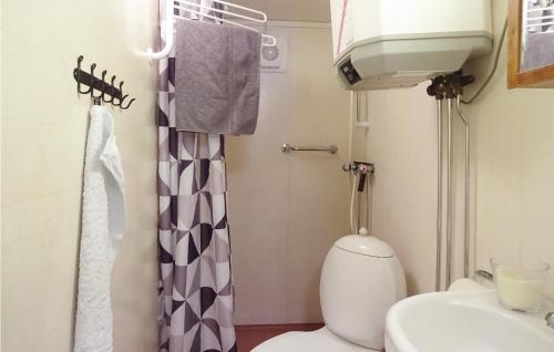 uma pequena casa de banho com WC e lavatório em Gorgeous Home In Osby With Wifi em Osby