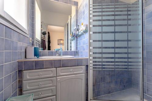 une salle de bain avec un lavabo et une douche dans l'établissement Villa for 9 people 15 mins walk from the beaches and the center of Ste Maxime, à Sainte-Maxime
