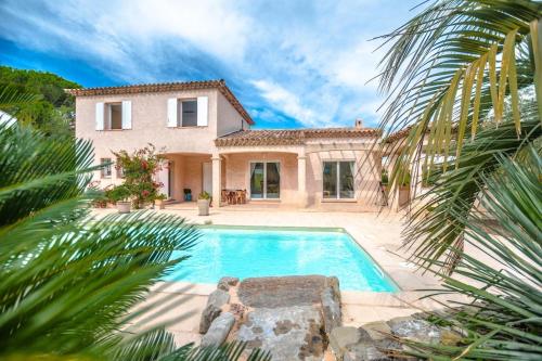 une villa avec piscine devant une maison dans l'établissement Villa for 9 people 15 mins walk from the beaches and the center of Ste Maxime, à Sainte-Maxime