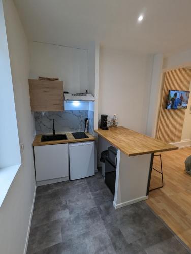 Η κουζίνα ή μικρή κουζίνα στο 1er Grand Studio Hyper Centre Agen Calme Clim