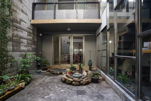 un patio en un edificio con una mesa y algunas plantas en Mudan Gathering Homestay, en Shuangxi