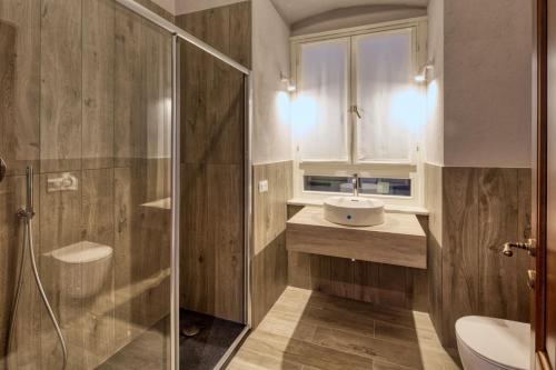 uma casa de banho com um chuveiro, um lavatório e um WC. em Residence Via Di Francia em Arenzano