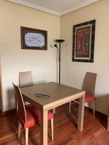 stół jadalny z krzesłami i lampką w obiekcie MYM Vivienda Ávila, buena situación. VUT-AV-00805 w mieście Avila