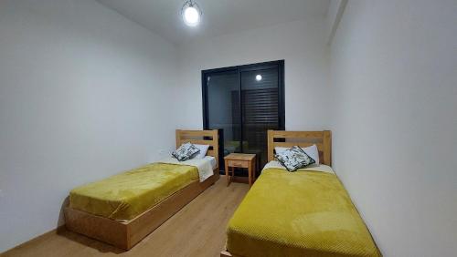 Tempat tidur dalam kamar di Bel appartement avec piscine sur Noria Golf Marrakech