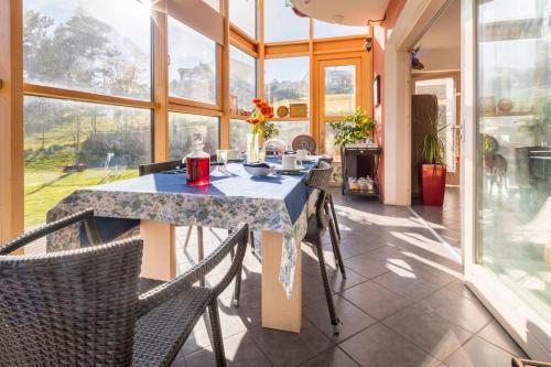 une salle à manger avec une table et des chaises dans l'établissement B&B Ambrosia, à Aoste